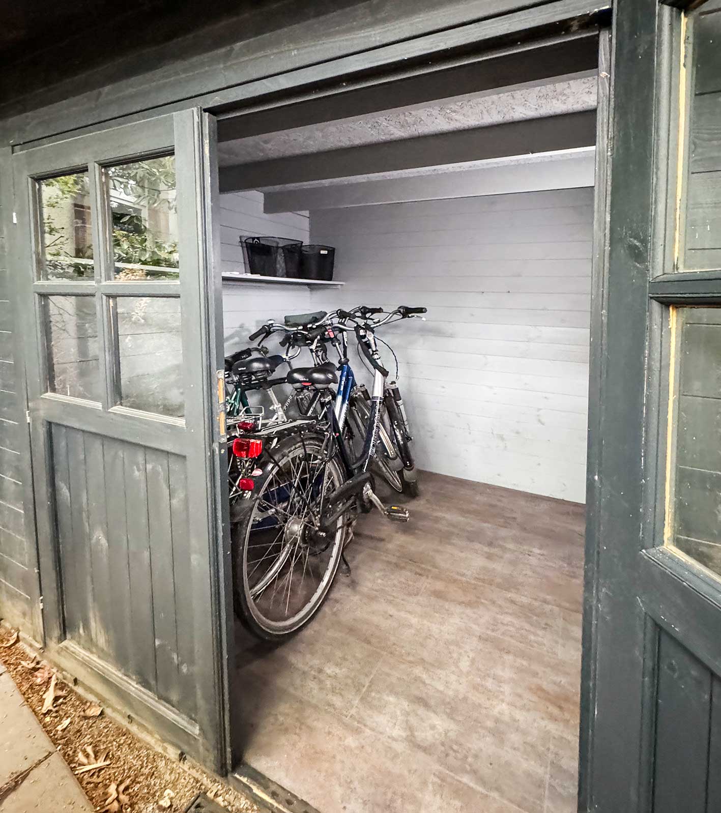 Fahrradhäuschen mit Fahrrädern