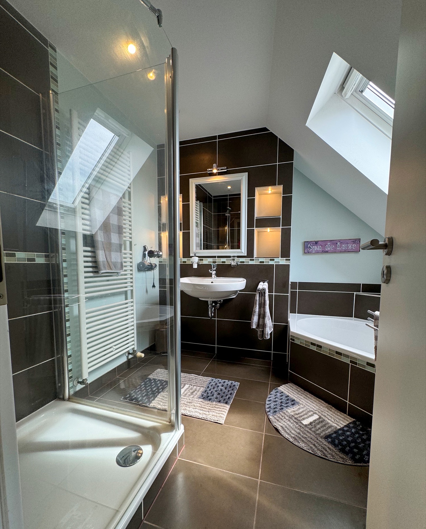 Bad Time2lounge mit Badewanne und Dusche